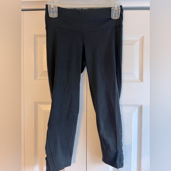 Athleta Criss Cross Chaturanga Capri Crop Leggings | Black | Size XS - Picture 4 of 7